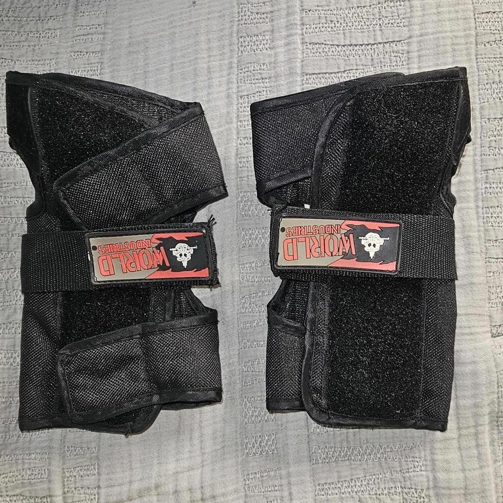 World Industries Black Wrist Guards Medium Left and Right Pair